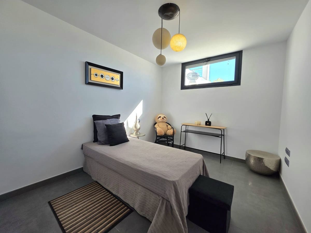 4 bedroom Villa for sale in Estepona with pool garage - € 929,000 (Ref: 9747468)