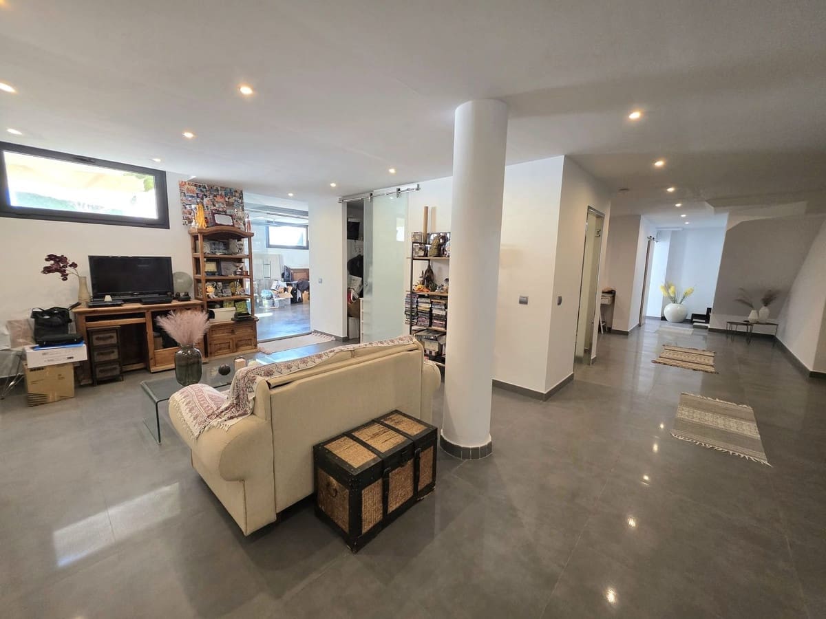 4 bedroom Villa for sale in Estepona with pool garage - € 929,000 (Ref: 9747468)