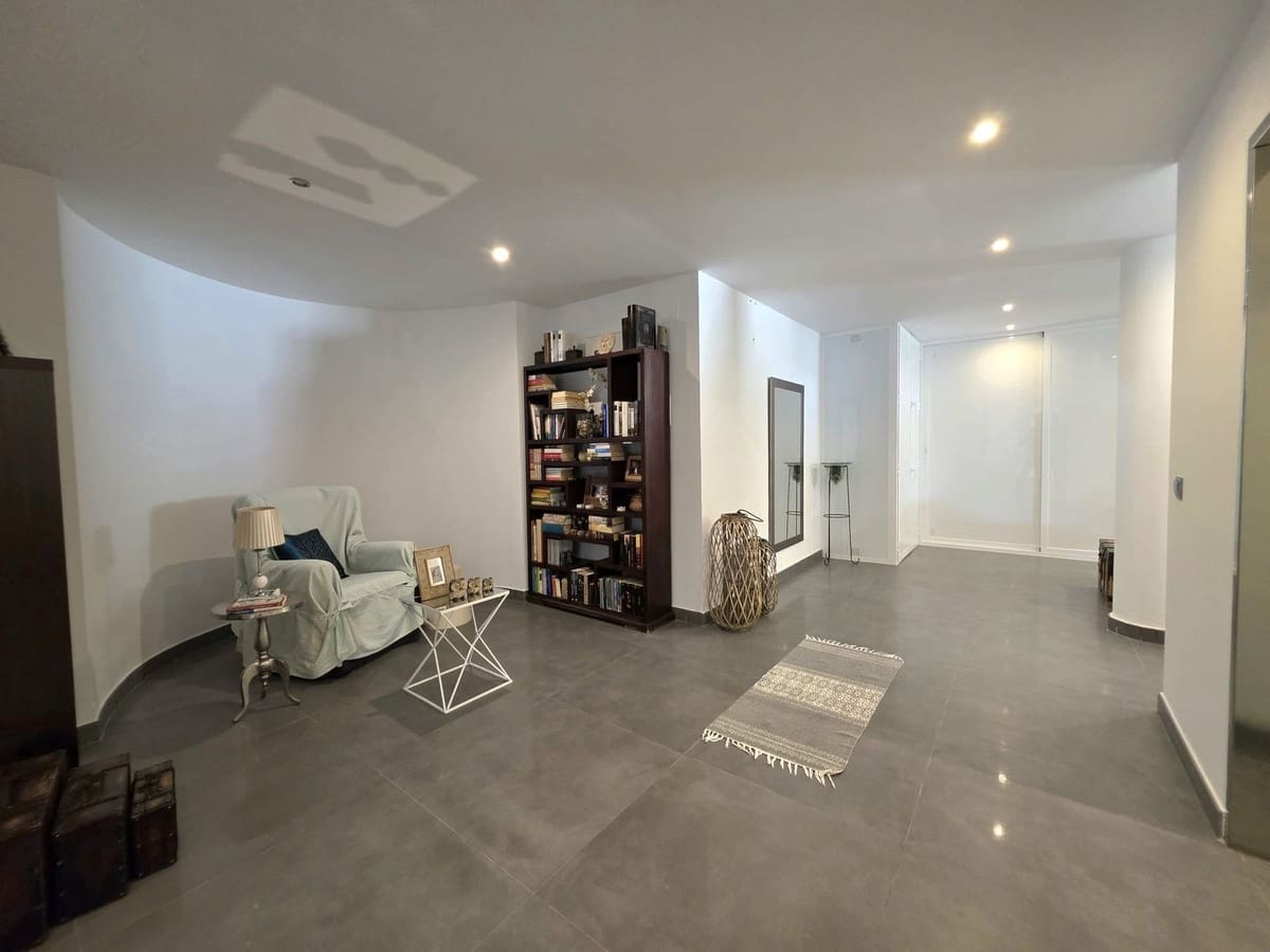 4 bedroom Villa for sale in Estepona with pool garage - € 929,000 (Ref: 9747468)