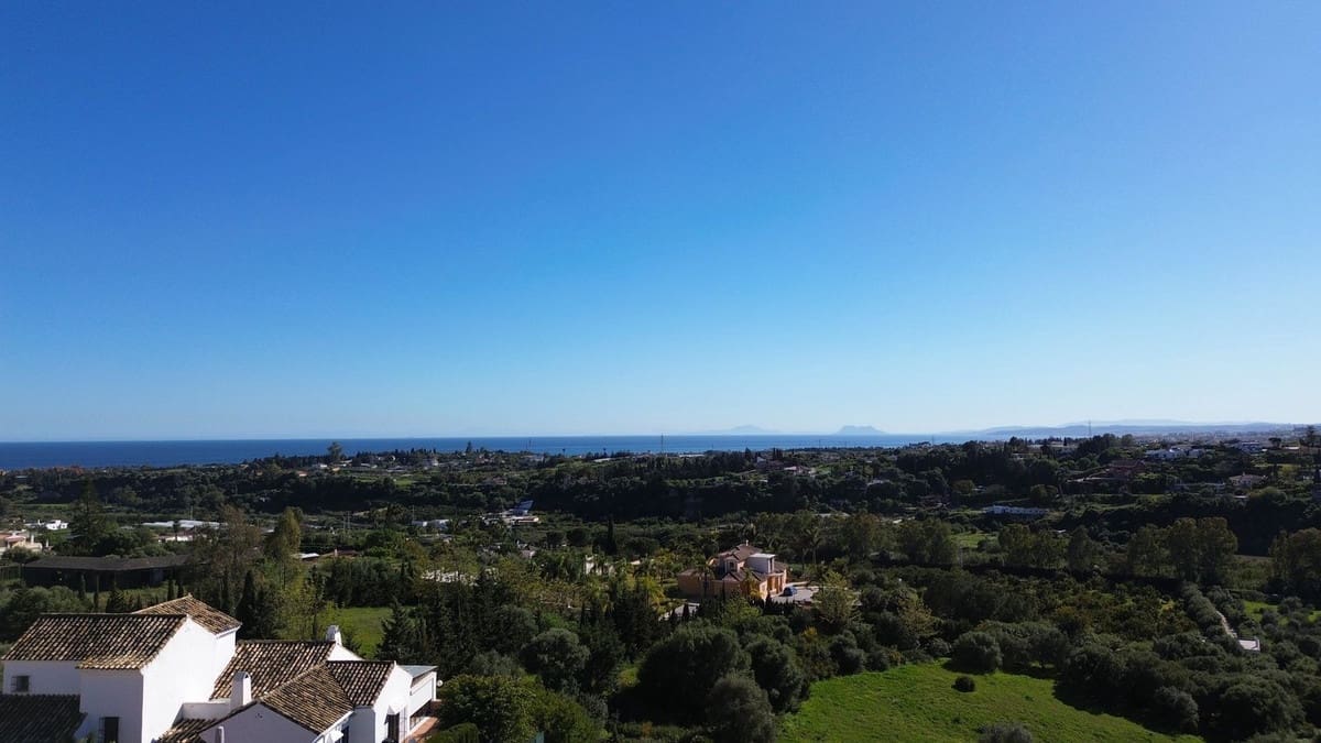 4 bedroom Villa for sale in Estepona with pool garage - € 929,000 (Ref: 9747468)