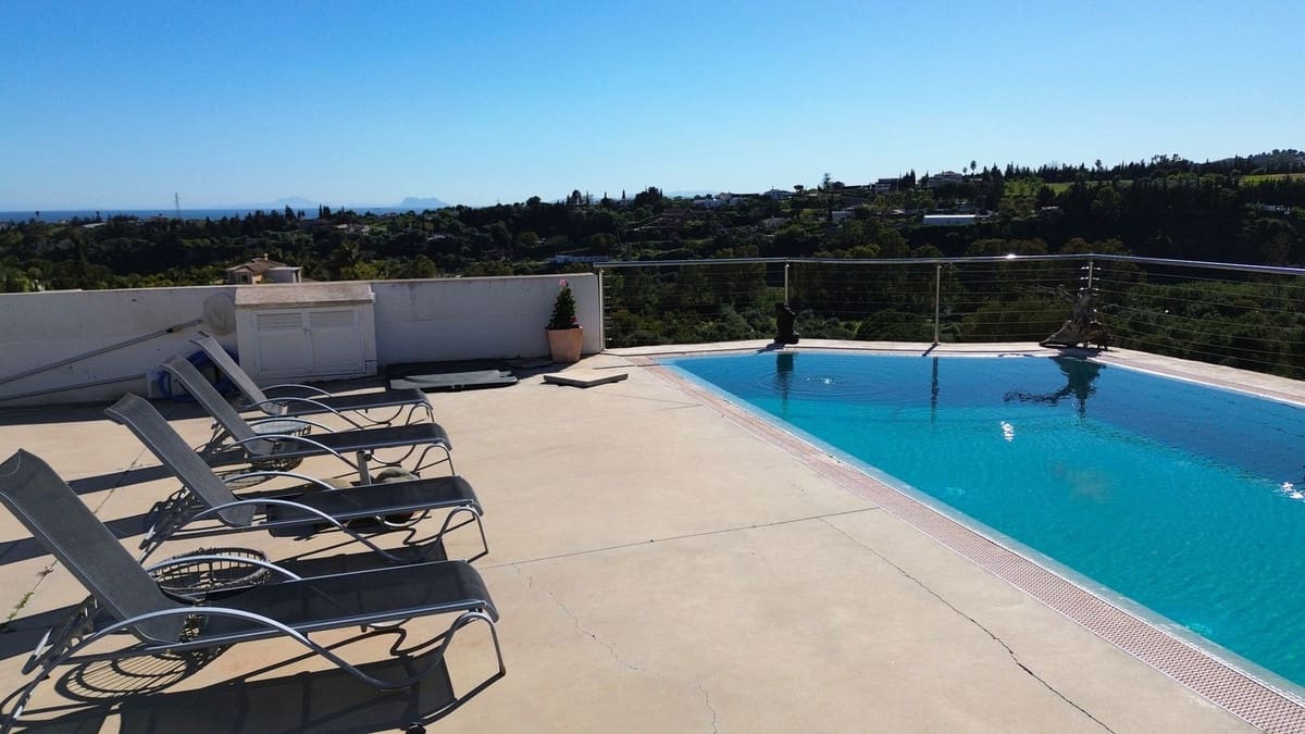 4 bedroom Villa for sale in Estepona with pool garage - € 929,000 (Ref: 9747468)