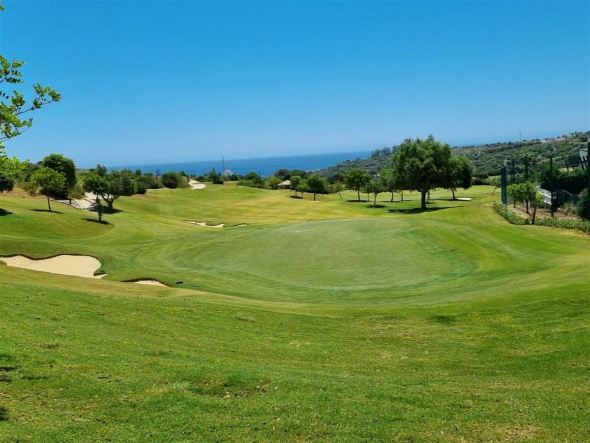 2 bedroom Penthouse for sale in Estepona with pool garage - € 315,000 (Ref: 9753655)