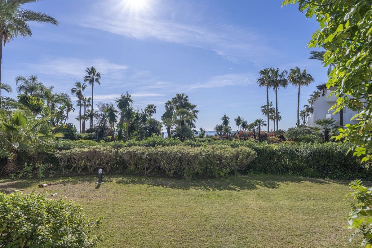 3 soverom Leilighet til salgs i Estepona med svømmebasseng garasje - € 1 495 000 (Ref: 9762311)