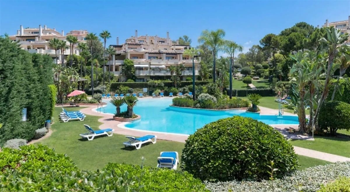 Apartamento de 2 habitaciones en Benahavís en venta con piscina garaje - 625.000 € (Ref: 9777316)