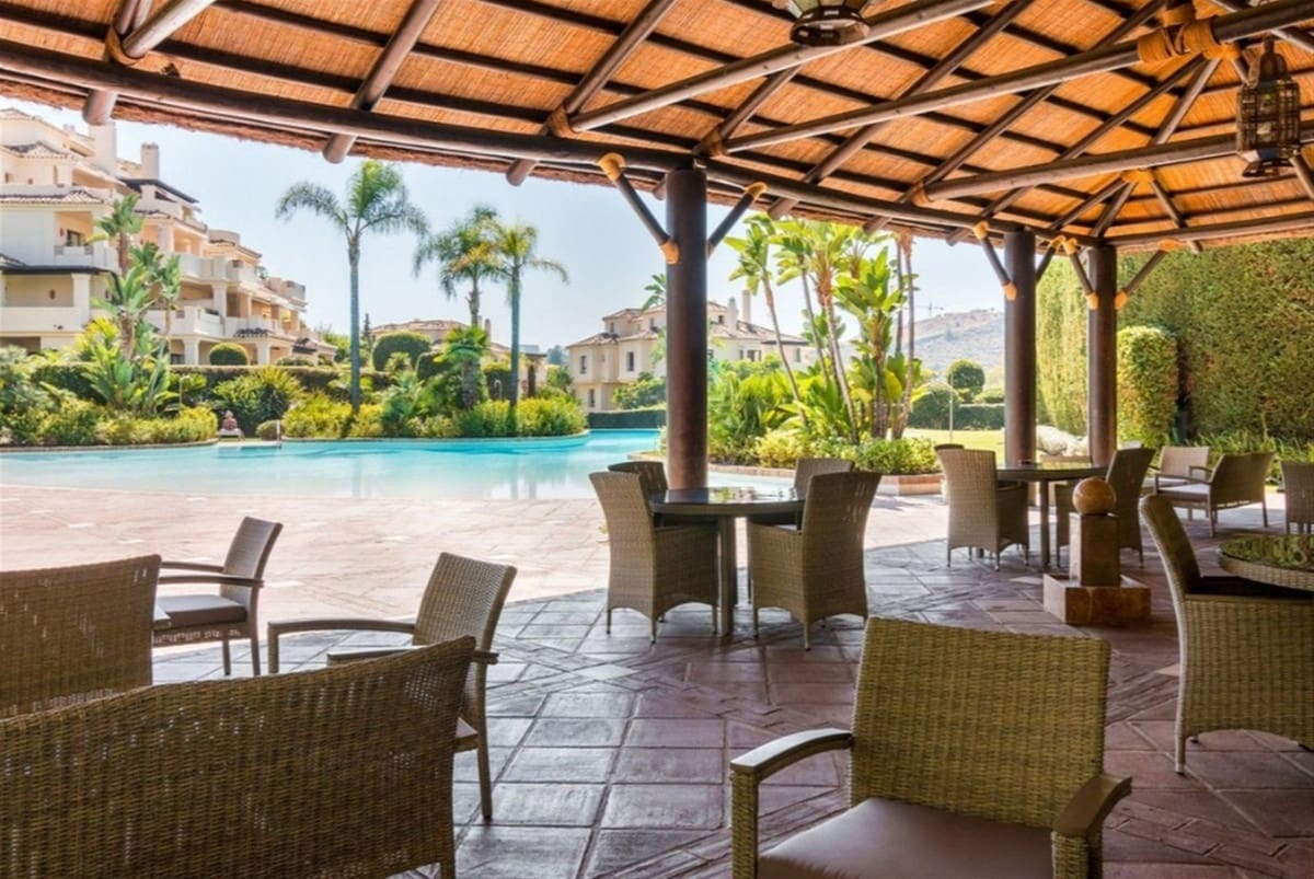 Apartamento de 2 habitaciones en Benahavís en venta con piscina garaje - 625.000 € (Ref: 9777316)