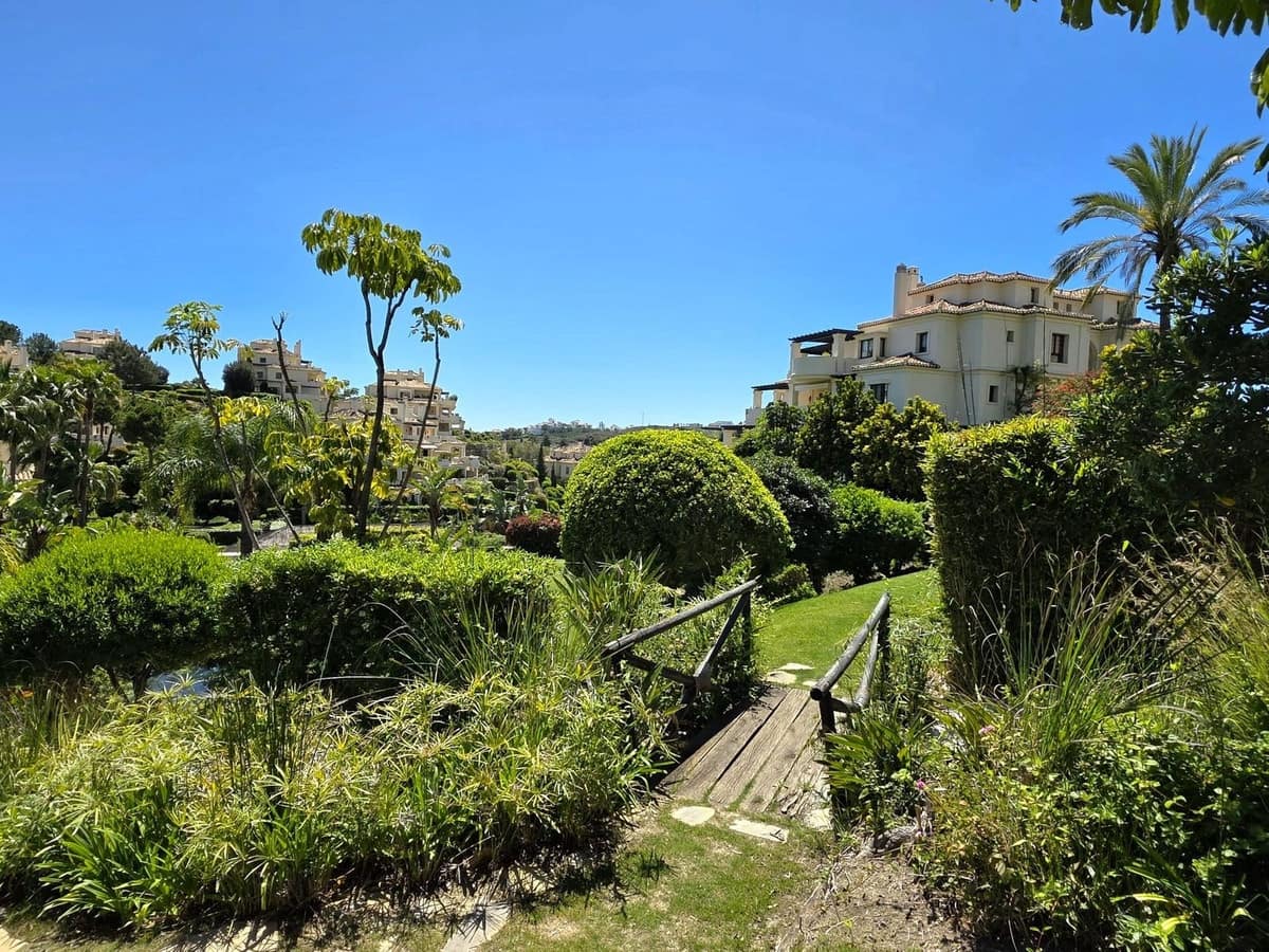 Apartamento de 2 habitaciones en Benahavís en venta con piscina garaje - 625.000 € (Ref: 9777316)