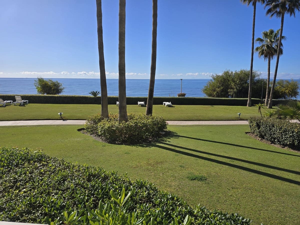 3 bedroom Apartment for sale in Estepona with garage - € 2,995,000 (Ref: 9841887)