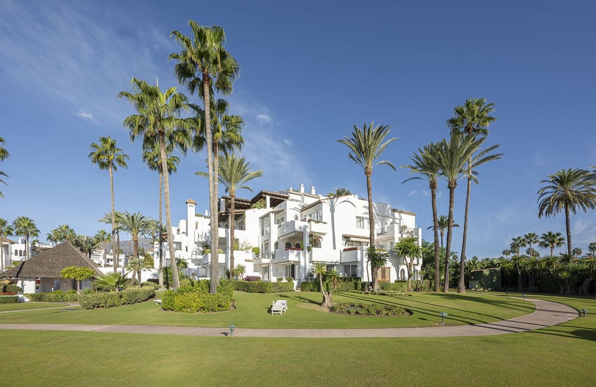 3 bedroom Apartment for sale in Estepona with garage - € 2,995,000 (Ref: 9841887)