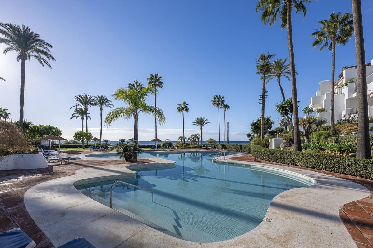 3 bedroom Apartment for sale in Estepona with garage - € 2,995,000 (Ref: 9841887)