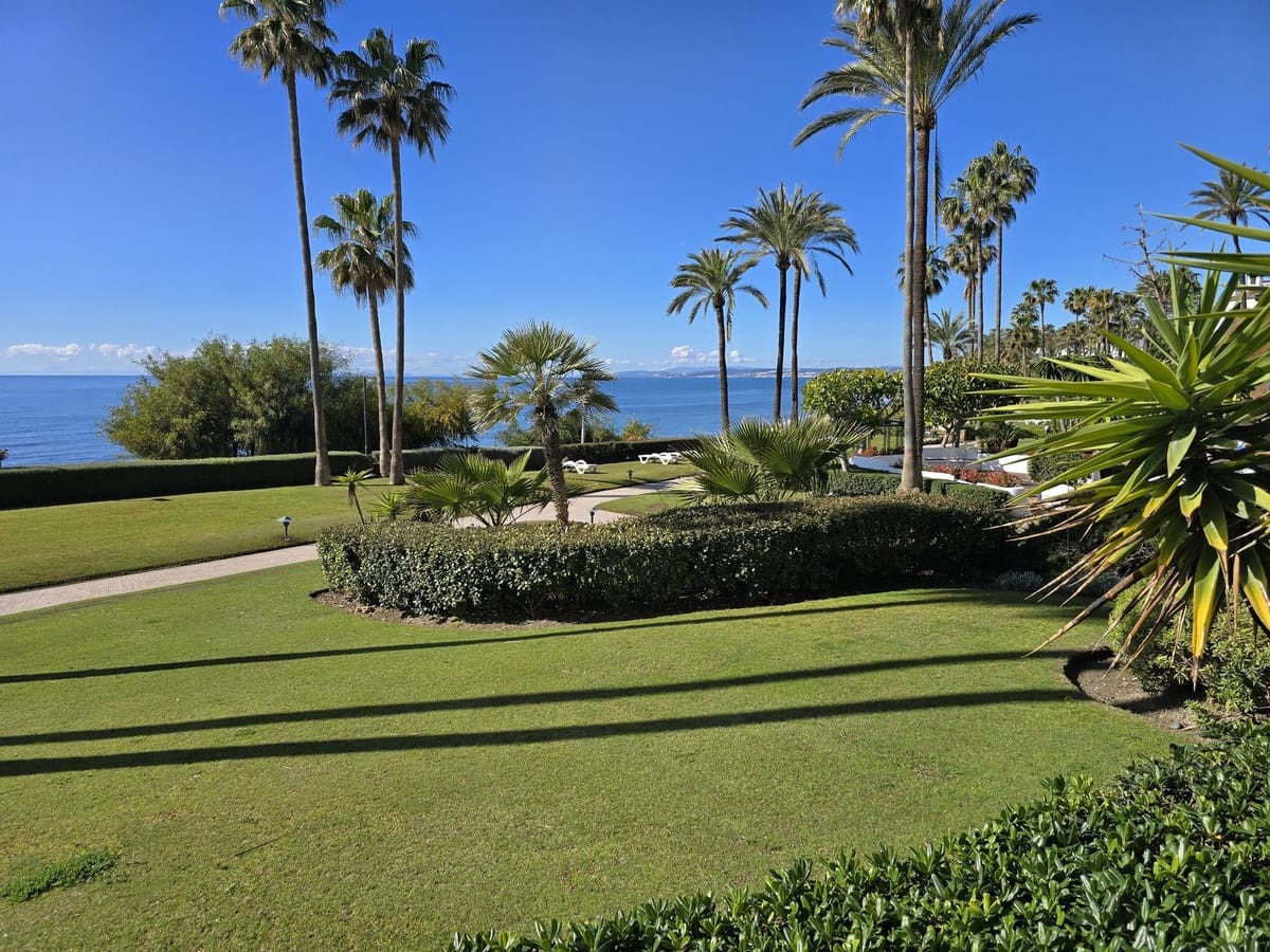 3 bedroom Apartment for sale in Estepona with garage - € 2,995,000 (Ref: 9841887)
