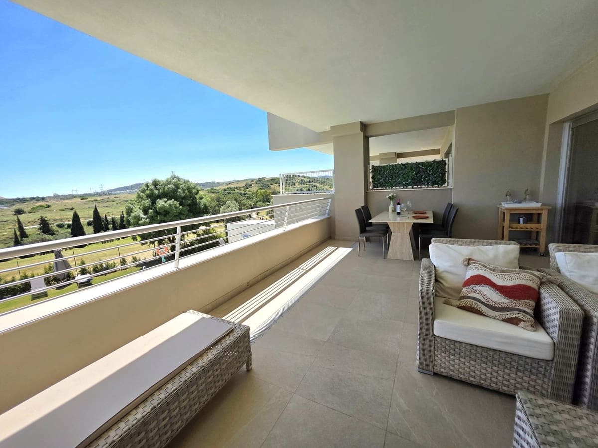 2 bedroom Apartment for rent in Estepona with pool garage - € 2,495 (Ref: 9860871)