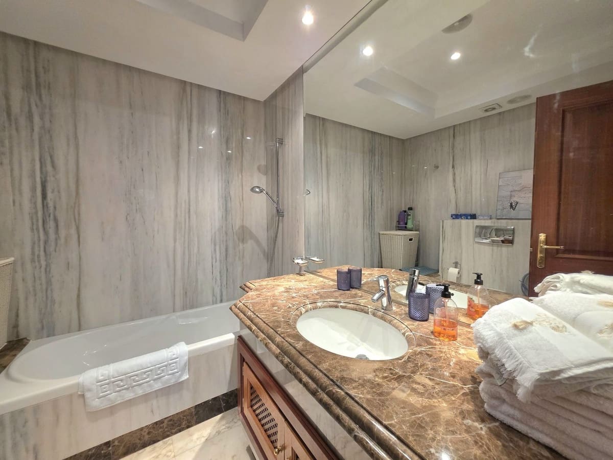 3 quarto Apartamento para venda em New Golden Mile com piscina garagem - 825 000 € (Ref: 9906708)