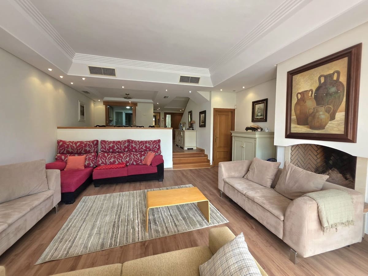 3 bedroom Townhouse for sale in Estepona with pool garage - € 1,295,000 (Ref: 9972309)