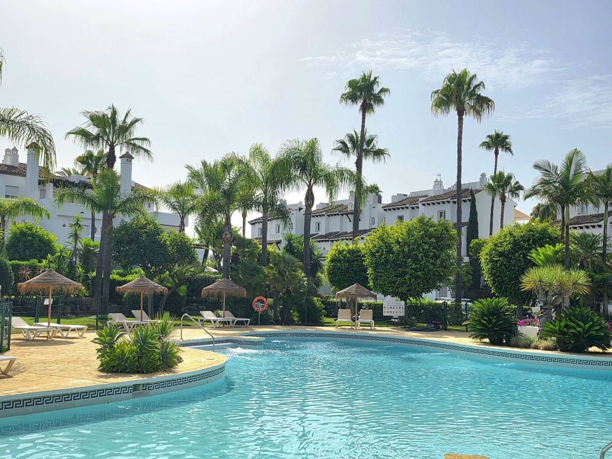 3 bedroom Townhouse for sale in Estepona with pool garage - € 1,295,000 (Ref: 9972309)