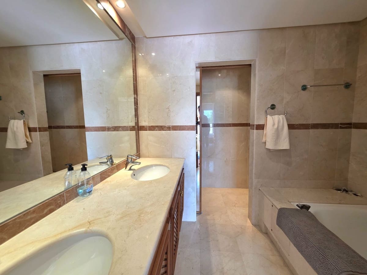 3 sovrum Hus till salu i Estepona med pool garage - 1 295 000 € (Ref: 9972309)