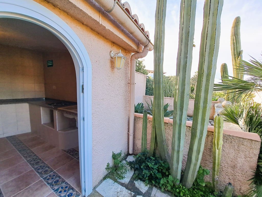 3 bedroom Villa for sale in Denia with garage - € 549,000 (Ref: 8896075)