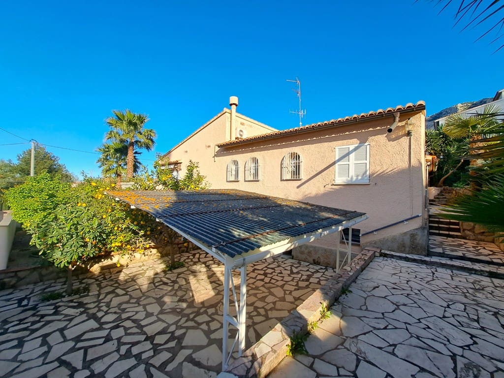 3 bedroom Villa for sale in Denia with garage - € 549,000 (Ref: 8896075)