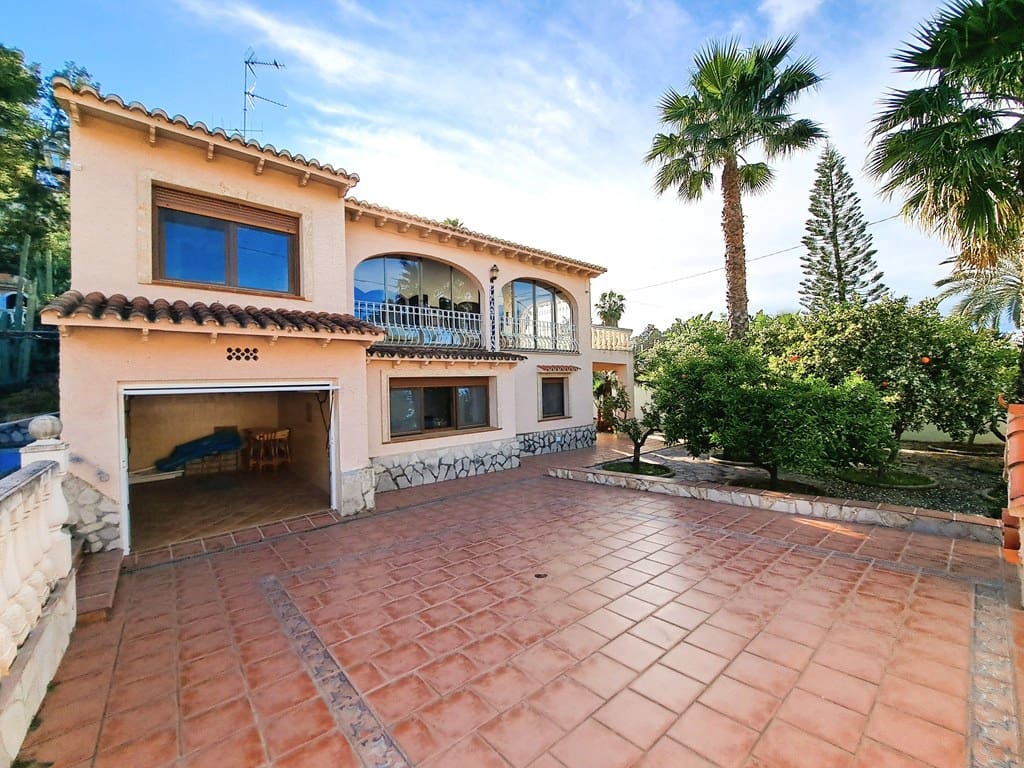 3 bedroom Villa for sale in Denia with garage - € 549,000 (Ref: 8896075)