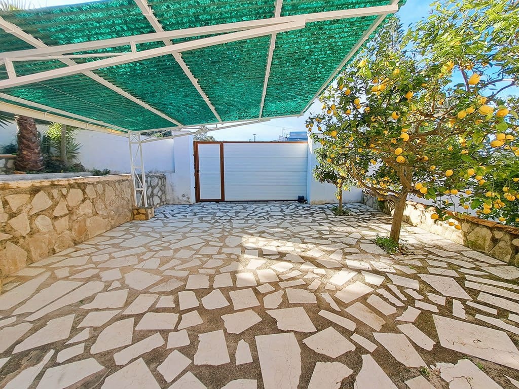 3 bedroom Villa for sale in Denia with garage - € 549,000 (Ref: 8896075)