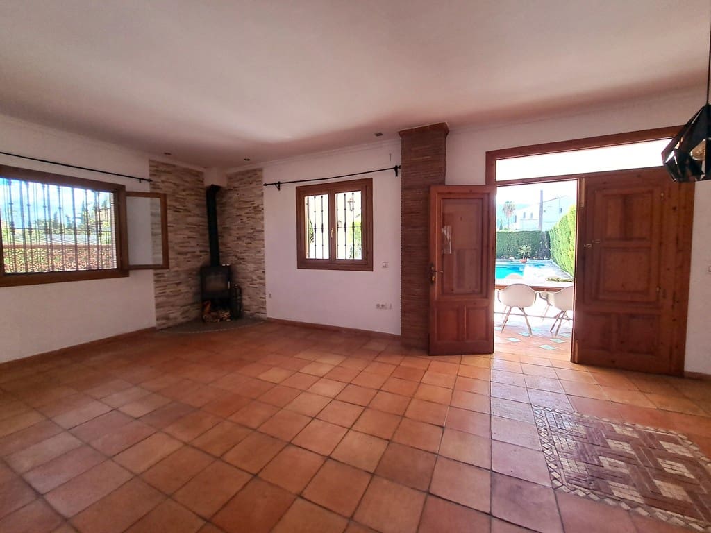 6 soveværelse Villa til salg i Orba med swimmingpool garage - € 750.000 (Ref: 9282810)