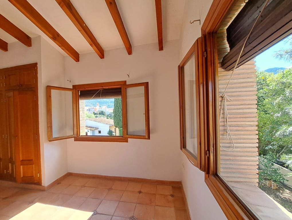 6 soveværelse Villa til salg i Orba med swimmingpool garage - € 750.000 (Ref: 9282810)