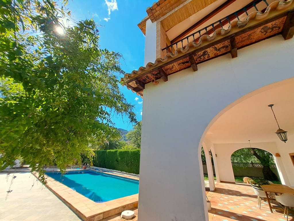 6 soveværelse Villa til salg i Orba med swimmingpool garage - € 750.000 (Ref: 9282810)