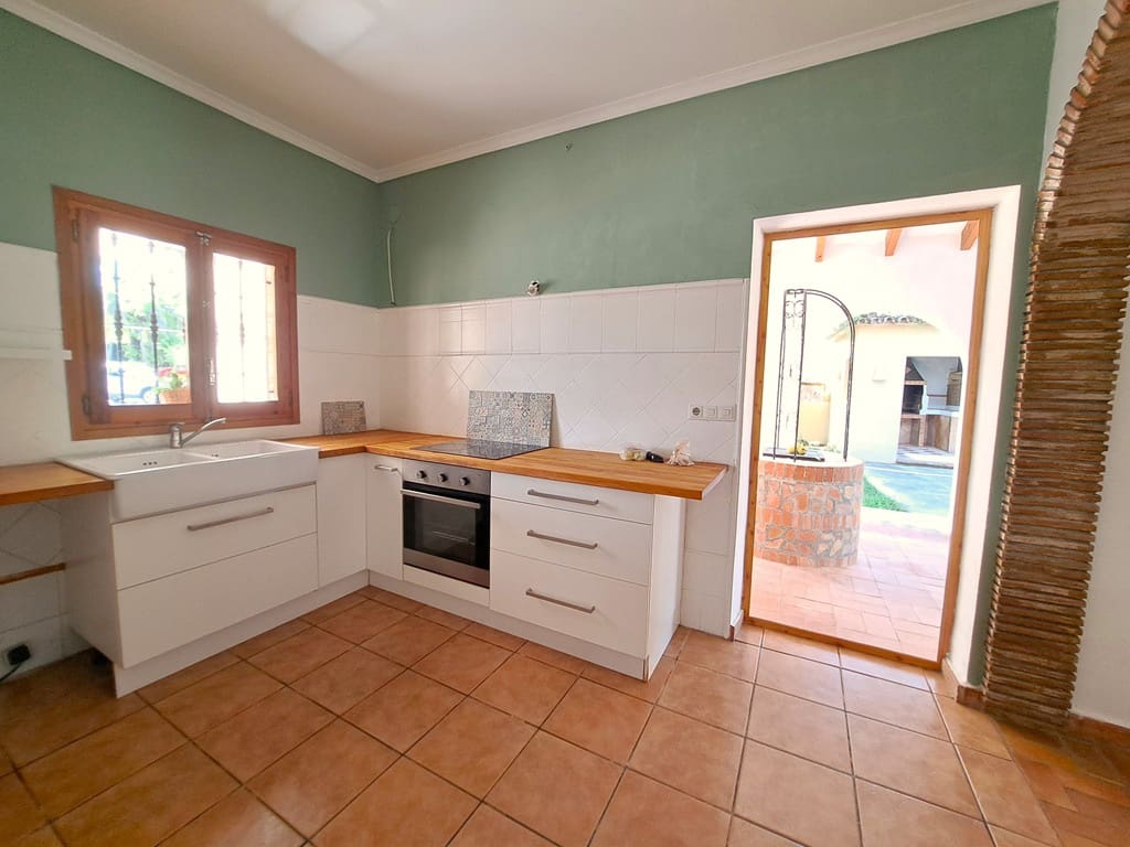 6 soveværelse Villa til salg i Orba med swimmingpool garage - € 750.000 (Ref: 9282810)