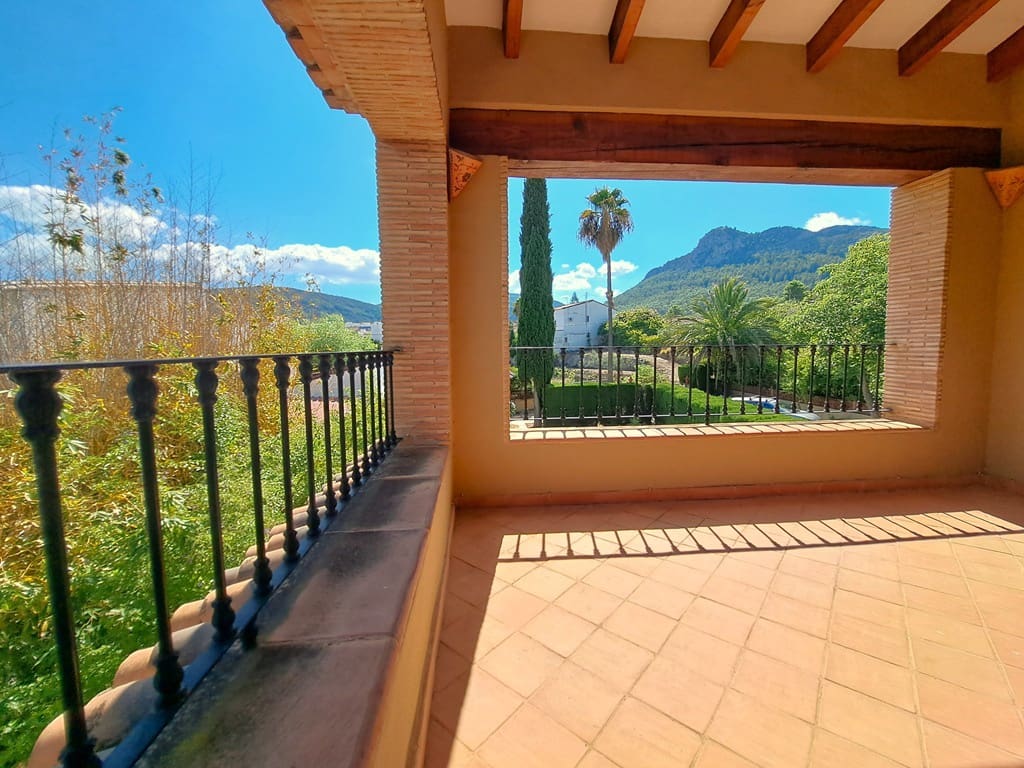 6 soveværelse Villa til salg i Orba med swimmingpool garage - € 750.000 (Ref: 9282810)