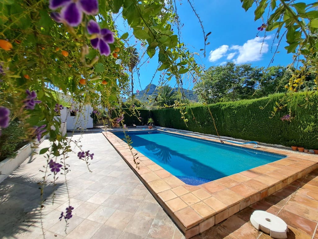 6 soveværelse Villa til salg i Orba med swimmingpool garage - € 750.000 (Ref: 9282810)