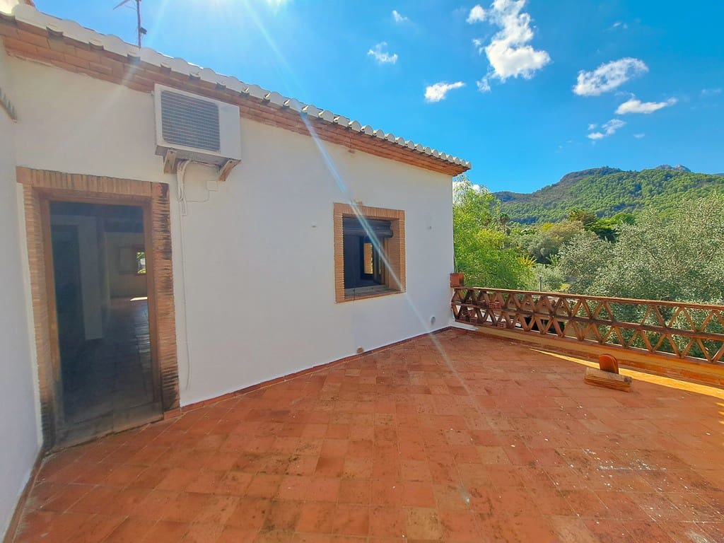 6 soveværelse Villa til salg i Orba med swimmingpool garage - € 750.000 (Ref: 9282810)