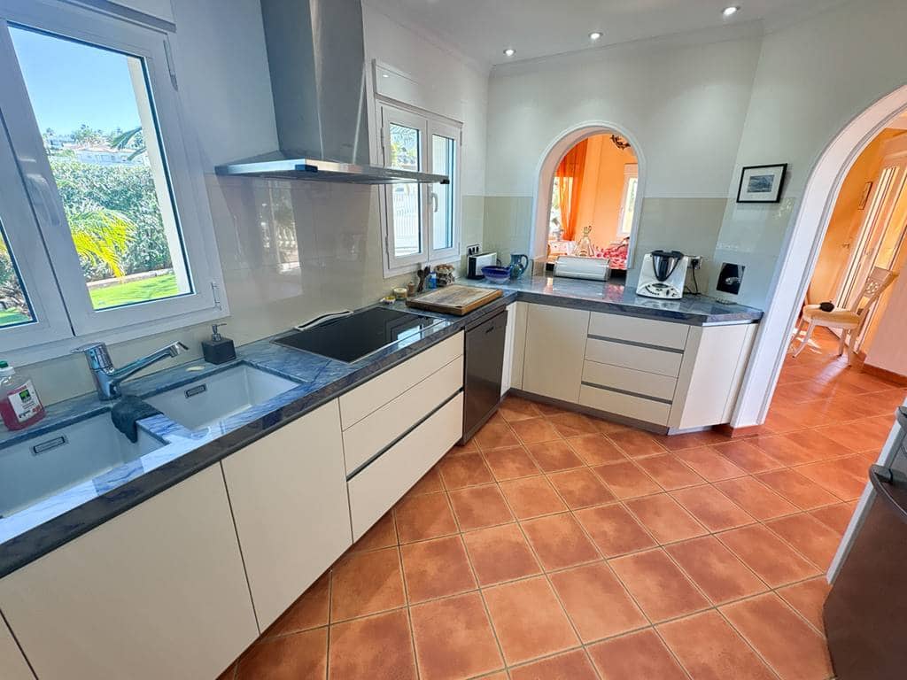 5 bedroom Villa for sale in Denia with pool garage - € 1,375,000 (Ref: 9671094)