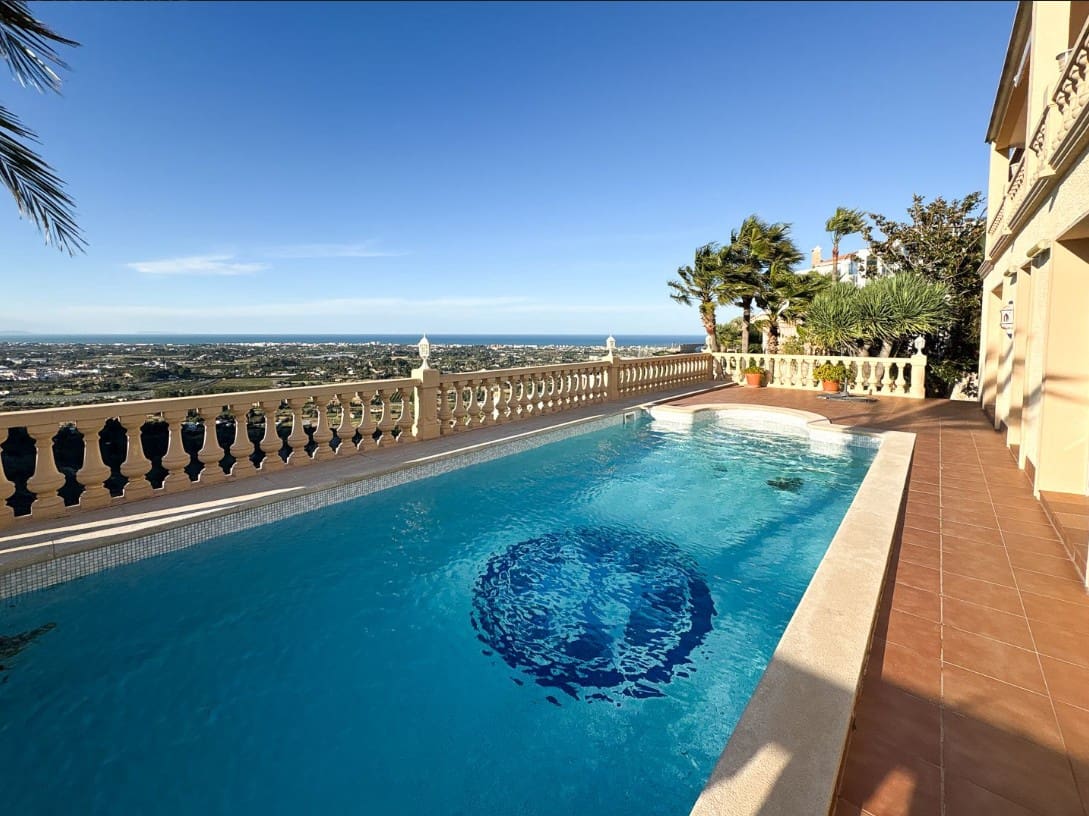 5 bedroom Villa for sale in Denia with pool garage - € 1,375,000 (Ref: 9671094)