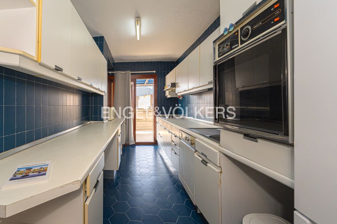 Garage for sale in Benidorm - € 410,000 (Ref: 10007766)