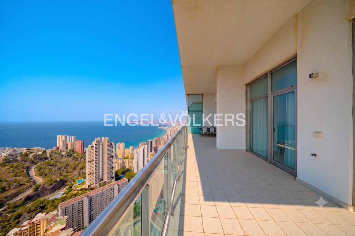 Apartamento de 3 habitaciones en Benidorm en venta con piscina garaje - 895.000 € (Ref: 10007919)