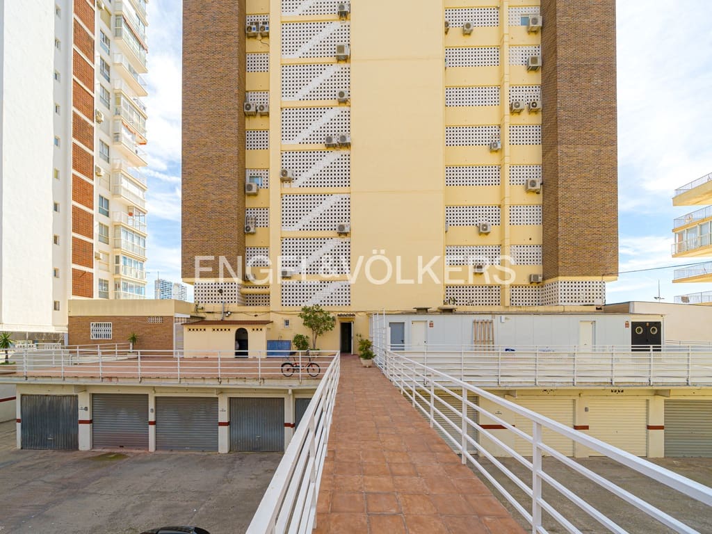 Apartamento de 2 habitaciones en Benidorm en alquiler con piscina garaje - 1.600 € (Ref: 10034242)