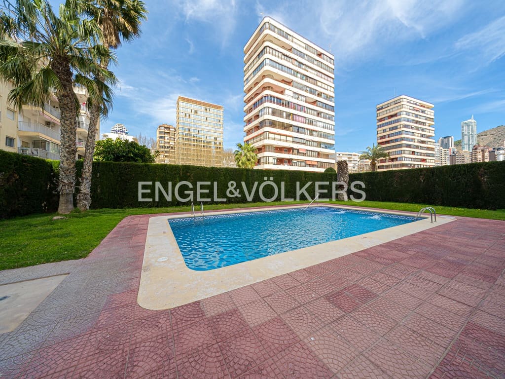 Apartamento de 2 habitaciones en Benidorm en alquiler con piscina garaje - 1.600 € (Ref: 10034242)