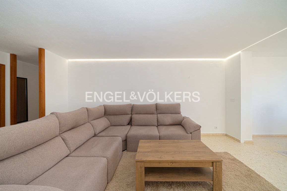 3 bedroom Apartment for rent in Benidorm with pool garage - € 1,700 (Ref: 10127668)