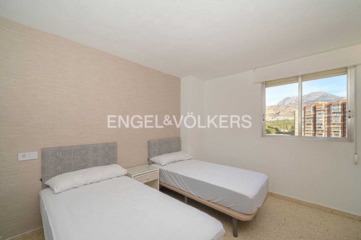3 bedroom Apartment for rent in Benidorm with pool garage - € 1,700 (Ref: 10127668)