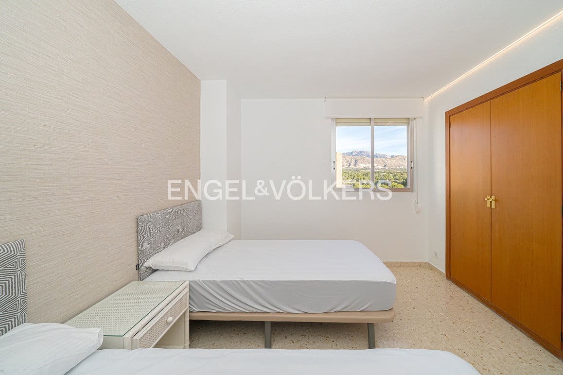 3 bedroom Apartment for rent in Benidorm with pool garage - € 1,700 (Ref: 10127668)