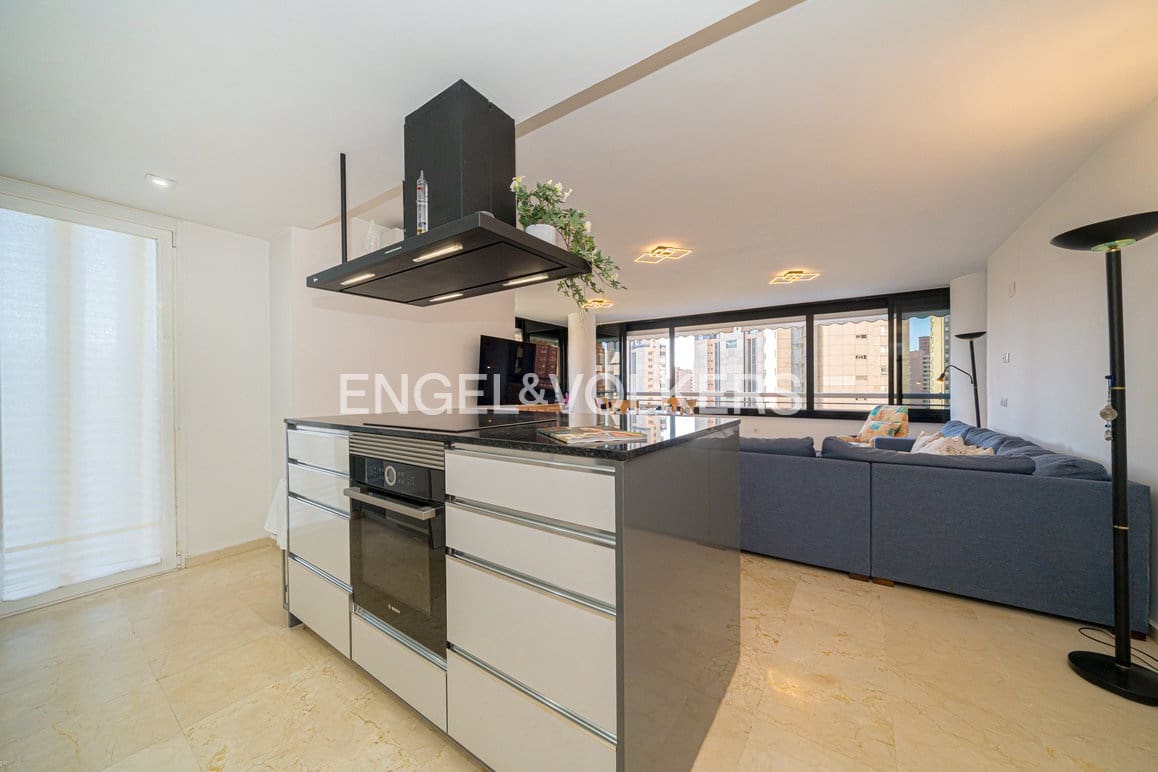 2 soverom Leilighet til salgs i Benidorm med svømmebasseng garasje - € 315 000 (Ref: 10135043)