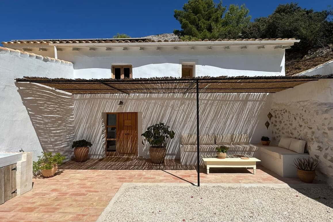 4 bedroom Villa for sale in Sella with pool garage - € 825,000 (Ref: 10163834)