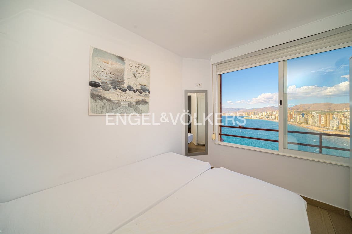 2 bedroom Apartment for rent in Benidorm with pool garage - € 1,200 (Ref: 10167453)