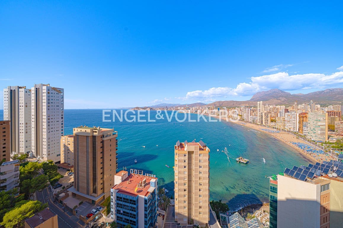 2 bedroom Apartment for rent in Benidorm with pool garage - € 1,200 (Ref: 10167453)