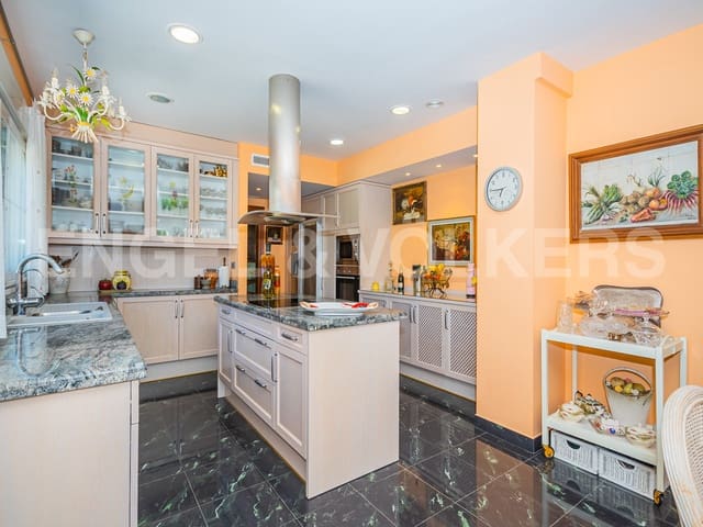 5 soveværelse Villa til salg i La Nucia med swimmingpool garage - € 800.000 (Ref: 8737009)