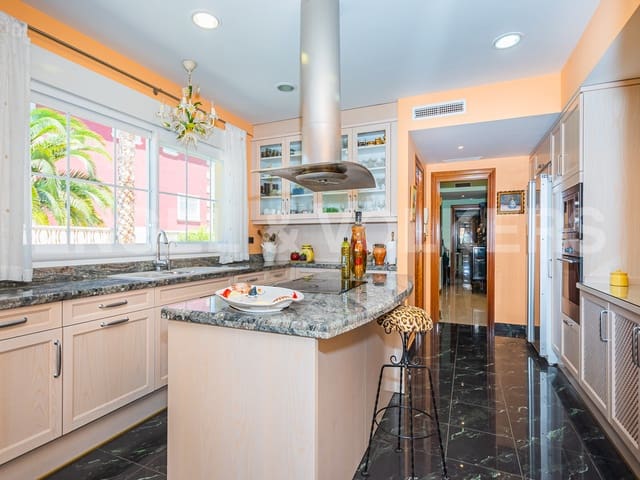 5 soveværelse Villa til salg i La Nucia med swimmingpool garage - € 800.000 (Ref: 8737009)