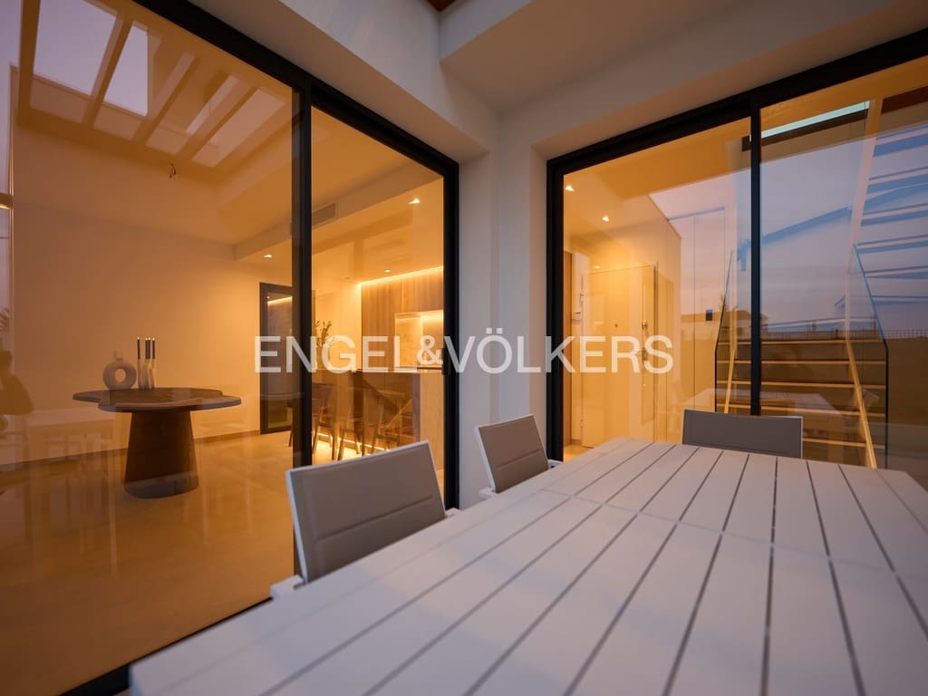 3 makuuhuone Huvila myytävänä paikassa Alfaz del Pi / L'Alfas del Pi mukana uima-altaan 
autotalli - 615 000 € (Ref: 8863670)