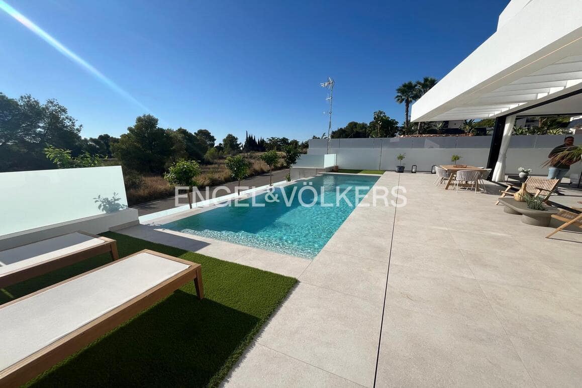 3 bedroom Villa for sale in Polop with pool garage - € 675,000 (Ref: 8886795)