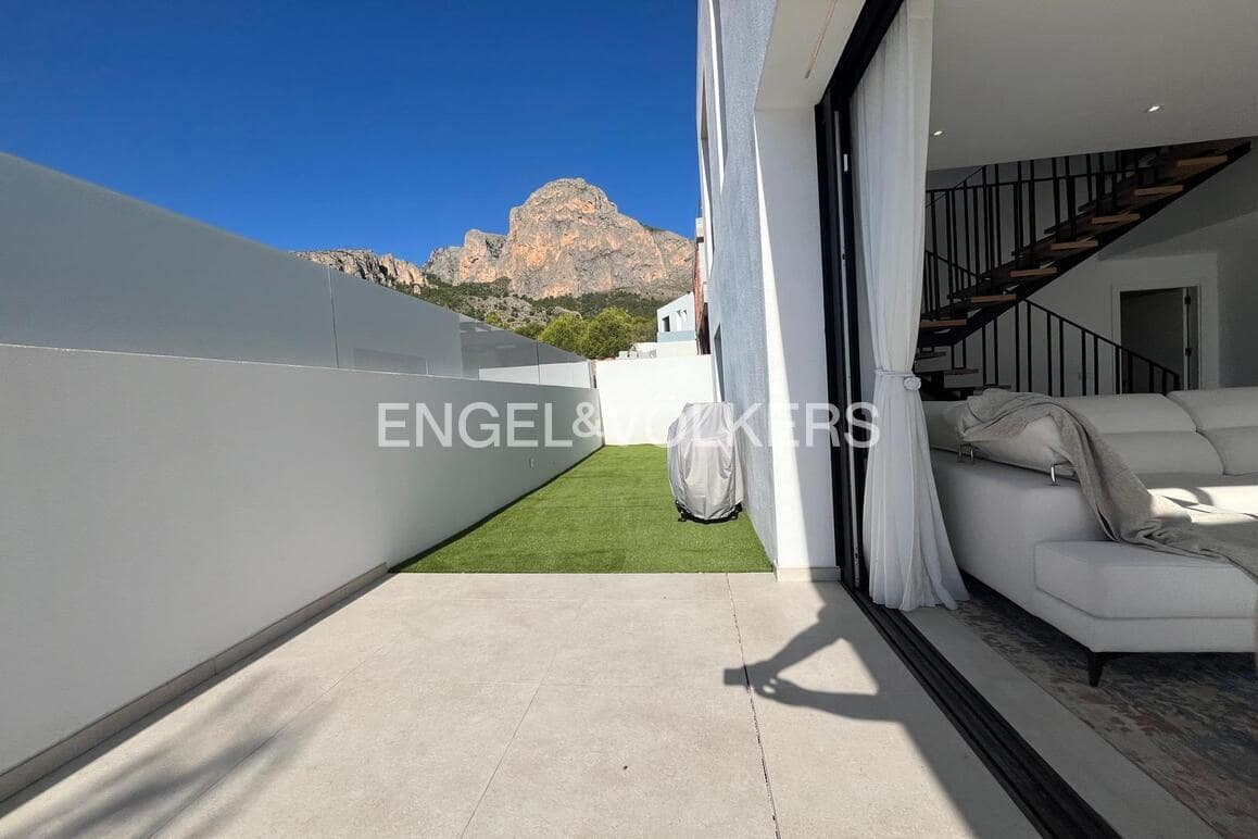 3 bedroom Villa for sale in Polop with pool garage - € 675,000 (Ref: 8886795)