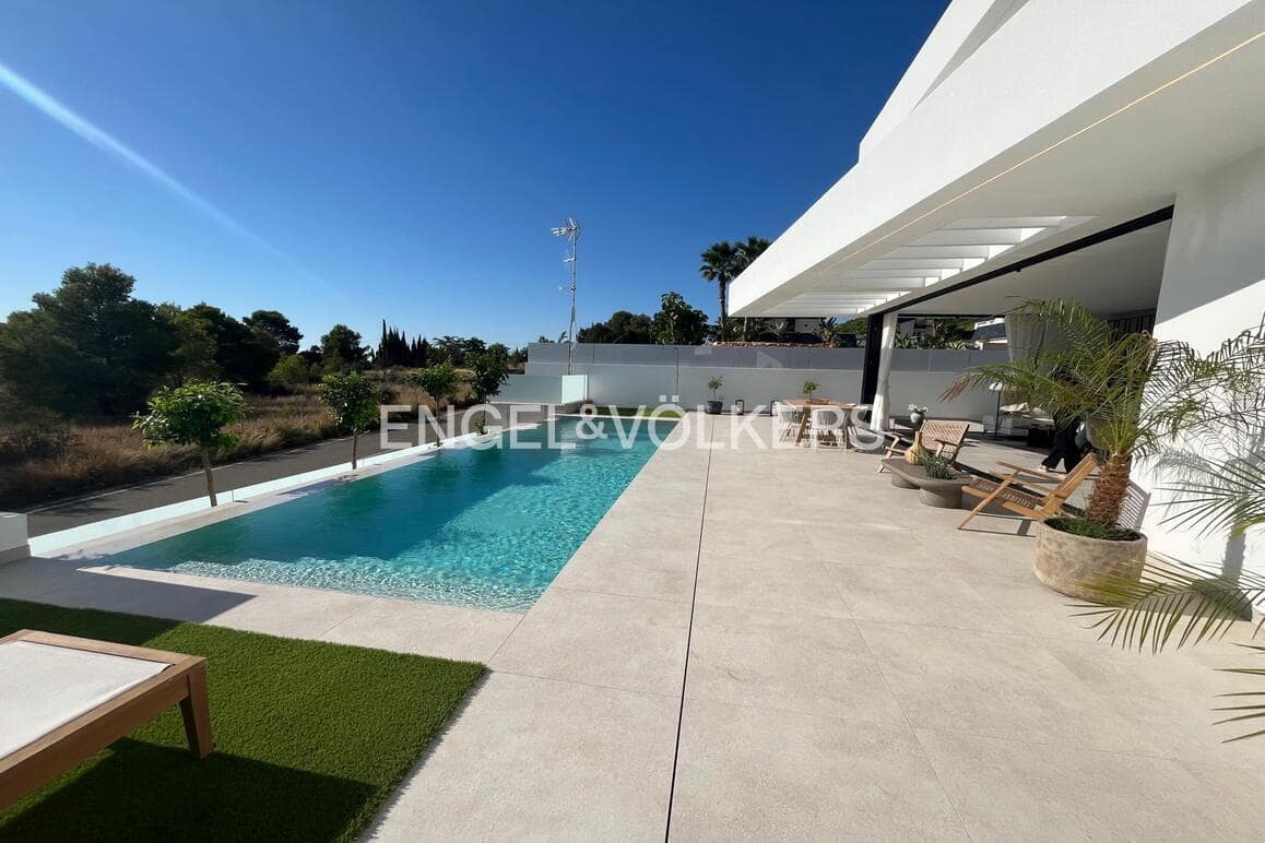 3 bedroom Villa for sale in Polop with pool garage - € 675,000 (Ref: 8886795)