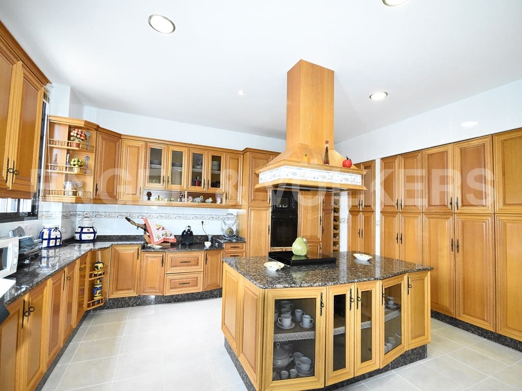 6 slaapkamer Villa te koop in Benidorm met zwembad garage - € 1.250.000 (Ref: 8886926)